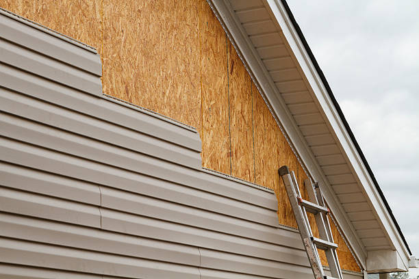 Professional Emergency Siding Repair technician working in Waterloo, SC